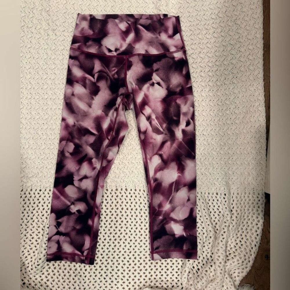 LULULEMON WOMENS 6 Purple Patterned Leggings